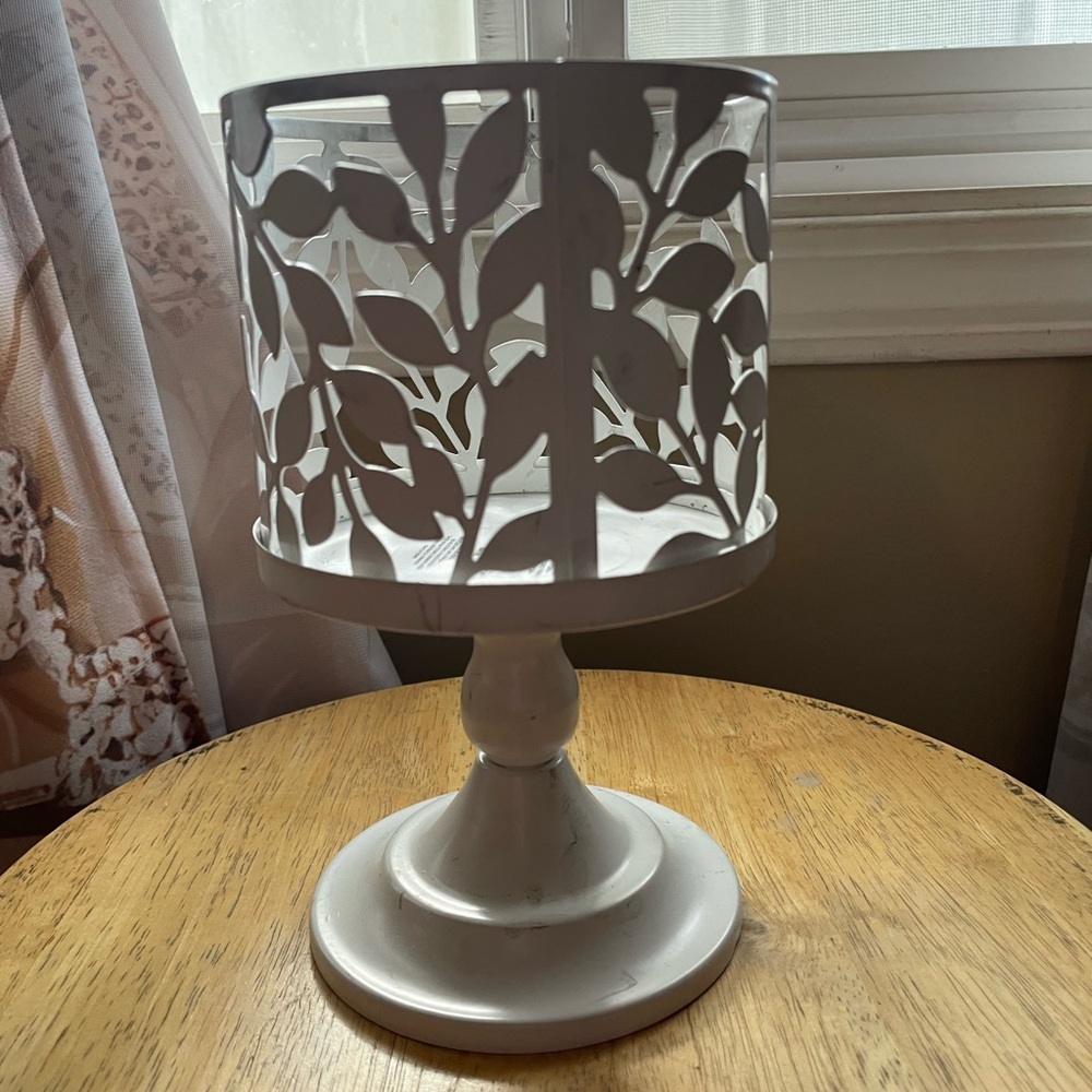 Bath & Body Works White Leaf Candle Holder